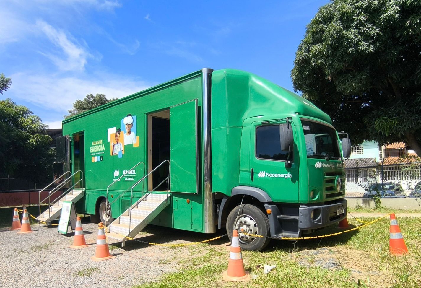 Tecnologia sobre rodas: caminhão educativo da Neoenergia leva aulas interativas sobre energia ao Riacho Fundo